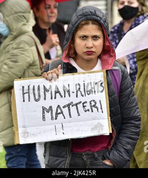 Ein Protestler bei einem von RAPAR organisierten Protest, der im Rahmen seiner Kampagne gegen SERCO, die Flüchtlinge und Asylsuchende in Piccadilly Gardens, im Zentrum von Manchester, England, Vereinigtes Königreich, unterbringt, Britische Inseln. RAPAR sagt, dass es „darauf abzielt, die Fehler von SERCO bei der Bereitstellung angemessener Unterkünfte und Unterkünfte hervorzuheben“. Stockfoto