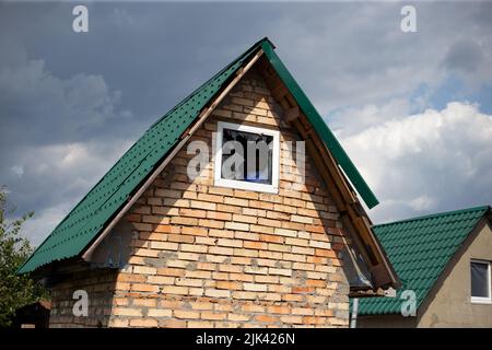 Zerstörte Häuser nach Bränden, Artillerie und Bomben während der russischen Invasion der Ukraine Stockfoto