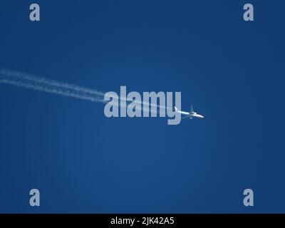 Ein KLM Boeing 747-Flugzeug mit spezieller Lackierung, das in großer Höhe mit Kondensstreifen fliegt. Stockfoto