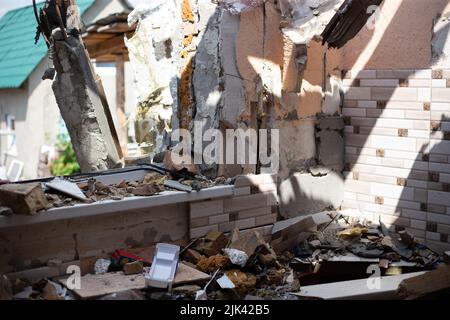 Zerstörte Häuser nach Bränden, Artillerie und Bomben während der russischen Invasion der Ukraine Stockfoto