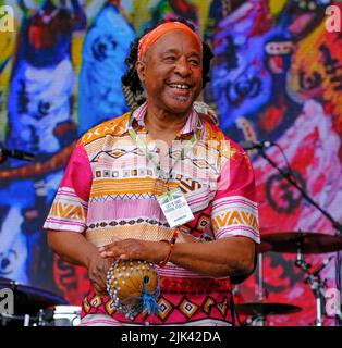 Malmesbury, Wiltshire, Großbritannien. 30.. Juli 2022. Malmesbury Wiltshire. Womad Festival. Osibisa aus Ghana und Großbritannien tritt auf der Open Air Bühne auf. Kredit: charlie bryan/Alamy Live Nachrichten Stockfoto