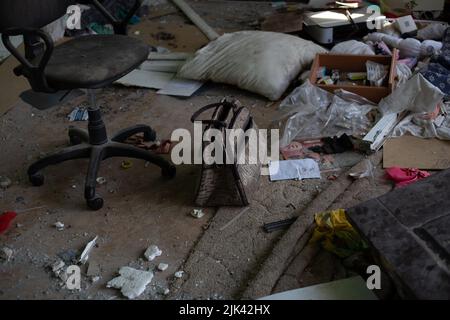 Zerstörte Häuser nach Bränden, Artillerie und Bomben während der russischen Invasion der Ukraine Stockfoto