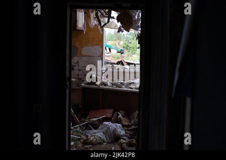 Zerstörte Häuser nach Bränden, Artillerie und Bomben während der russischen Invasion der Ukraine Stockfoto