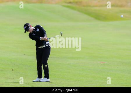 Irvine, Großbritannien. 30.. Juli 2022. Die dritte Runde des Trust Golf Women's Scottish Golf fand mit 75 Spielern statt. Heftiger Regen über Nacht von Freitag bis Samstag sorgte für einen weicheren und mehr Testkurs. Eun-Hee Ji spielt ihre Sekons heiß auf der 12. Credit: Findlay/Alamy Live News Stockfoto