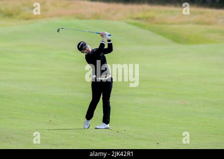 Irvine, Großbritannien. 30.. Juli 2022. Die dritte Runde des Trust Golf Women's Scottish Golf fand mit 75 Spielern statt. Heftiger Regen über Nacht von Freitag bis Samstag sorgte für einen weicheren und mehr Testkurs. Eun-Hee Ji spielt ihren zweiten Schuss auf dem Fairway 1., Quelle: Findlay/Alamy Live News Stockfoto