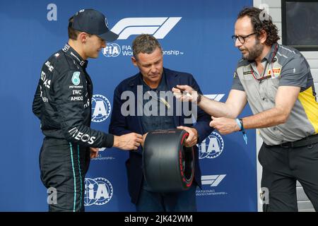 Magyorod, Ungarn. Juli 30. 2022. Formel 1 großer Preis von Ungarn in Hungaroring, Ungarn. Abgebildet: George Russell (GBR) von Mercedes und Tim Kristensen nach dem Qualifying © Piotr Zajac/Alamy Live News Stockfoto
