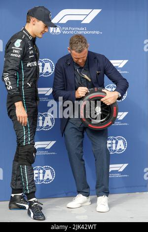 Magyorod, Ungarn. Juli 30. 2022. Formel 1 großer Preis von Ungarn in Hungaroring, Ungarn. Abgebildet: George Russell (GBR) von Mercedes und Tim Kristensen nach dem Qualifying © Piotr Zajac/Alamy Live News Stockfoto