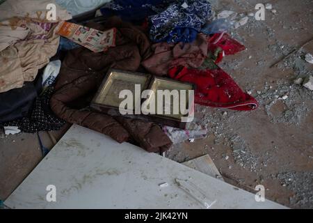 Zerstörte Häuser nach Bränden, Artillerie und Bomben während der russischen Invasion der Ukraine Stockfoto