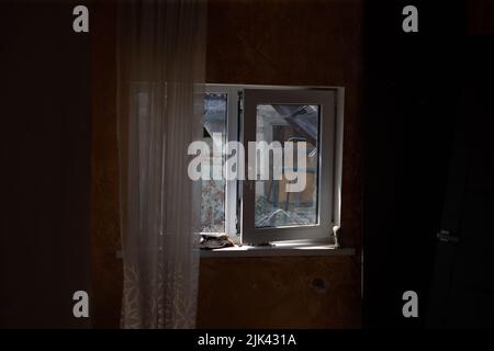 Zerstörte Häuser nach Bränden, Artillerie und Bomben während der russischen Invasion der Ukraine Stockfoto