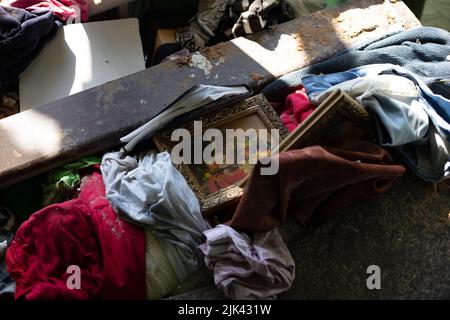 Zerstörte Häuser nach Bränden, Artillerie und Bomben während der russischen Invasion der Ukraine Stockfoto