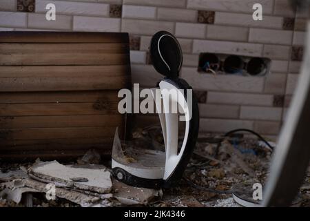 Zerstörte Häuser nach Bränden, Artillerie und Bomben während der russischen Invasion der Ukraine Stockfoto