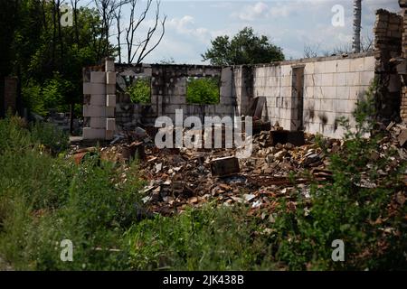 Zerstörte Häuser nach Bränden, Artillerie und Bomben während der russischen Invasion der Ukraine Stockfoto