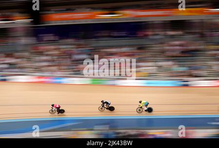 NicholPaul von Trinidad und Tobago (links), Sam Webster von Neuseeland (Mitte) und Thomas Cornish von Australien in der ersten Runde der Männer-Kierin im Lee Valley VeloPark am zweiten Tag der Commonwealth Games 2022 in London in Aktion. Bilddatum: Samstag, 30. Juli 2022. Stockfoto