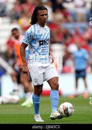 Nathan Ake von Manchester City macht sich vor dem Spiel mit dem FA Community Shield im King Power Stadium, Leicester, warm. Bilddatum: Samstag, 30. Juli 2022. Stockfoto