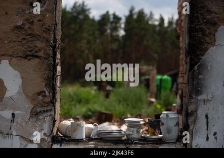 Zerstörte Häuser nach Bränden, Artillerie und Bomben während der russischen Invasion der Ukraine Stockfoto