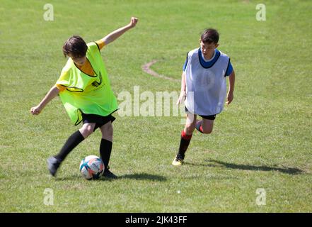 Jungs spielen Fußball in Helensburgh, Argyll und Bute, Scotlan Stockfoto