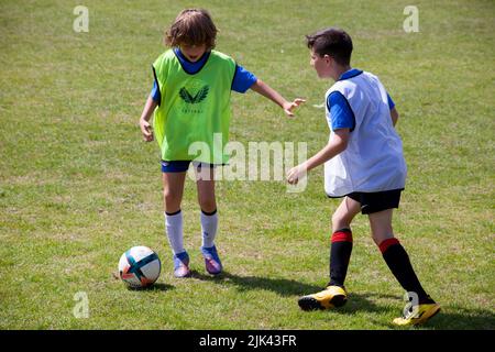 Jungs spielen Fußball in Helensburgh, Argyll und Bute, Scotlan Stockfoto