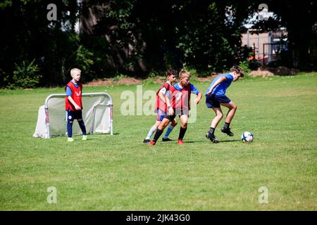 Jungs spielen Fußball in Helensburgh, Argyll und Bute, Scotlan Stockfoto