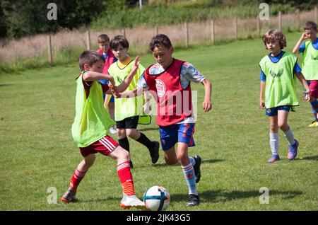 Jungs spielen Fußball in Helensburgh, Argyll und Bute, Scotlan Stockfoto