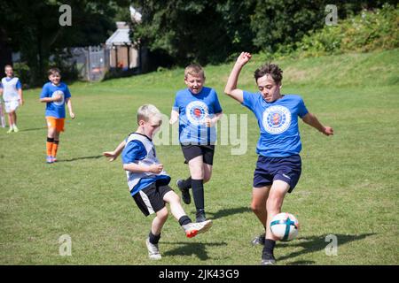 Jungs spielen Fußball in Helensburgh, Argyll und Bute, Scotlan Stockfoto