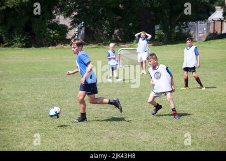 Jungs spielen Fußball in Helensburgh, Argyll und Bute, Scotlan Stockfoto