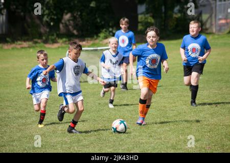 Jungs spielen Fußball in Helensburgh, Argyll und Bute, Scotlan Stockfoto