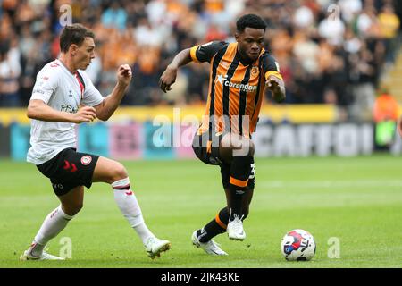 Hull, Großbritannien. 30.. Juli 2022. Benjamin Tetteh #30 von Hull City läuft am 7/30/2022 bei der Verteidigung von Bristol City in Hull, Großbritannien. (Foto von Arron Gent/News Images/Sipa USA) Quelle: SIPA USA/Alamy Live News Stockfoto