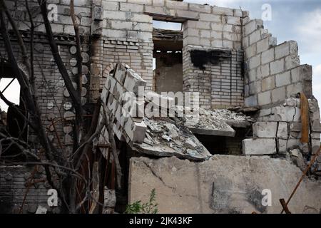 Zerstörte Häuser nach Bränden, Artillerie und Bomben während der russischen Invasion der Ukraine Stockfoto