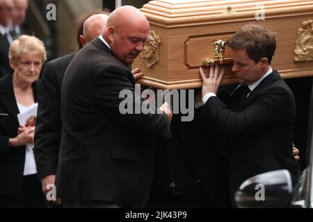 Declan Donnelly (vorne rechts) trägt nach einer Requiem-Messe den Sarg seines Bruders, Pater Dermott Donnelly aus der St. Mary's Cathedral in Newcastle. Pater Donnelly starb im Alter von 55 Jahren nach einer plötzlichen Krankheit Anfang des Monats. Bilddatum: Freitag, 29. Juli 2022. Stockfoto