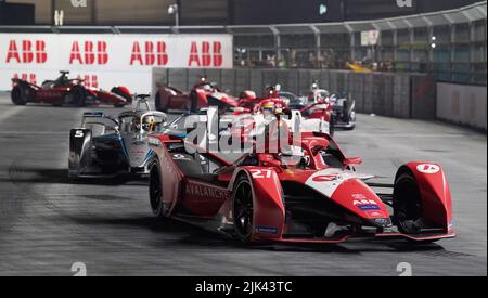 Jake Dennis führt durch Runde zwei des SABIC London E-Prix 2022 auf dem Excel Circuit, London. Bilddatum: Samstag, 30. Juli 2022. Stockfoto