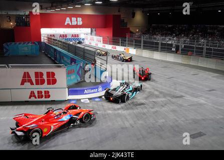 Autos nähern sich beim SABIC London E-Prix 2022 auf dem Excel Circuit, London, der zweiten Kurve. Bilddatum: Samstag, 30. Juli 2022. Stockfoto