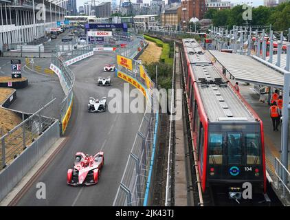 Jake Dennis führt auf dem Excel Circuit, London, an der Prince Regent Station während des SABIC London E-Prix 2022 an der Londoner Docklands Light Railway vorbei, um 13 zu werden. Bilddatum: Samstag, 30. Juli 2022. Stockfoto