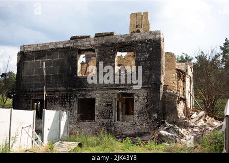 Zerstörte Häuser nach Bränden, Artillerie und Bomben während der russischen Invasion der Ukraine Stockfoto