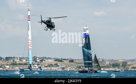 Plymouth, Großbritannien. 29.. Juli 2022. Neuseeland wird von dem amtierenden AmericaÕs-Cup-Sieger Peter Burling und dem Ineos Team UK unter der Führung von Sir Ben Ainslie während des offiziellen Übungsrennens am 29.. Juli angeführt. Großbritannien SailGP in Plymouth, Großbritannien am 29. Juli 2022. Foto von Phil Hutchinson. Nur zur redaktionellen Verwendung, Lizenz für kommerzielle Nutzung erforderlich. Keine Verwendung bei Wetten, Spielen oder Veröffentlichungen einzelner Clubs/Vereine/Spieler. Kredit: UK Sports Pics Ltd/Alamy Live Nachrichten Stockfoto