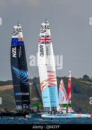 Plymouth, Großbritannien. 29.. Juli 2022. Das INEOS Team UK unter der Führung von Sir Ben Ainslie und Neuseeland unter der Führung des amtierenden AmericaÕs-Cup-Gewinners Peter Burling. Während des offiziellen Übungsrennens am 29.. Juli. Großbritannien SailGP in Plymouth, Großbritannien am 29. Juli 2022. Foto von Phil Hutchinson. Nur zur redaktionellen Verwendung, Lizenz für kommerzielle Nutzung erforderlich. Keine Verwendung bei Wetten, Spielen oder Veröffentlichungen einzelner Clubs/Vereine/Spieler. Kredit: UK Sports Pics Ltd/Alamy Live Nachrichten Stockfoto