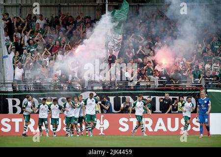 30. Juli 2022, Schleswig-Holstein, Lübeck: Fußball: DFB-Pokal, VfB Lübeck - Hansa Rostock 1. Runde im Stadion an der Lohmühle: Lübecks Spieler feiern das 1:0. Foto: Michael Schwartz/dpa - WICHTIGER HINWEIS: Gemäß den Anforderungen der DFL Deutsche Fußball Liga und des DFB Deutscher Fußball-Bund ist es untersagt, im Stadion und/oder des Spiels aufgenommene Fotos in Form von Sequenzbildern und/oder videoähnlichen Fotoserien zu verwenden oder zu verwenden. Stockfoto