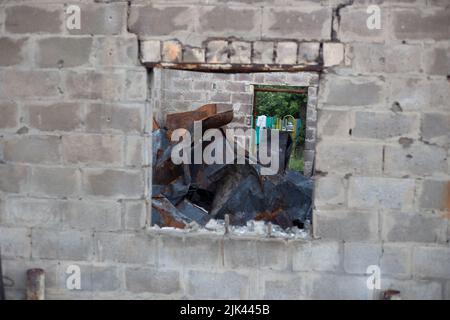 Zerstörte Häuser nach Bränden, Artillerie und Bomben während der russischen Invasion der Ukraine Stockfoto