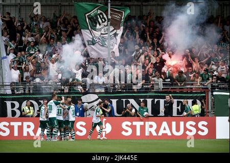 30. Juli 2022, Schleswig-Holstein, Lübeck: Fußball: DFB-Pokal, VfB Lübeck - Hansa Rostock 1. Runde im Stadion an der Lohmühle: Lübecks Spieler feiern das 1:0. Foto: Michael Schwartz/dpa - WICHTIGER HINWEIS: Gemäß den Anforderungen der DFL Deutsche Fußball Liga und des DFB Deutscher Fußball-Bund ist es untersagt, im Stadion und/oder des Spiels aufgenommene Fotos in Form von Sequenzbildern und/oder videoähnlichen Fotoserien zu verwenden oder zu verwenden. Stockfoto