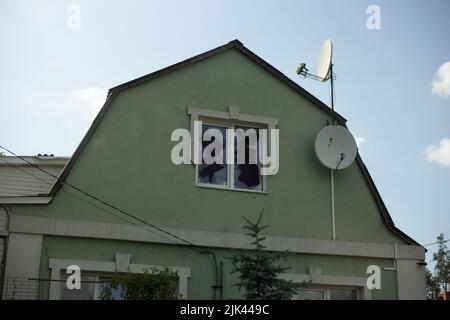 Zerstörte Häuser nach Bränden, Artillerie und Bomben während der russischen Invasion der Ukraine Stockfoto