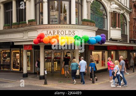 Regenbogenfarbene Ballons an der Vorderseite von Jarrolds of Norwich für den Pride march Stockfoto