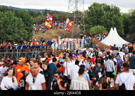 Mogyorod, Ungarn. 30.. Juli 2022. Atmosphäre im Kreislauf – Lüfter. Großer Preis von Ungarn, Samstag, 30.. Juli 2022. Budapest, Ungarn. Quelle: James Moy/Alamy Live News Stockfoto