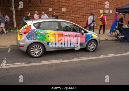 Polizeifahrzeug in Norwich Norfolk mit LGBT und Regenbögen dekoriert Stockfoto