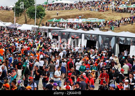 Mogyorod, Ungarn. 30.. Juli 2022. Atmosphäre im Kreislauf – Lüfter. Großer Preis von Ungarn, Samstag, 30.. Juli 2022. Budapest, Ungarn. Quelle: James Moy/Alamy Live News Stockfoto