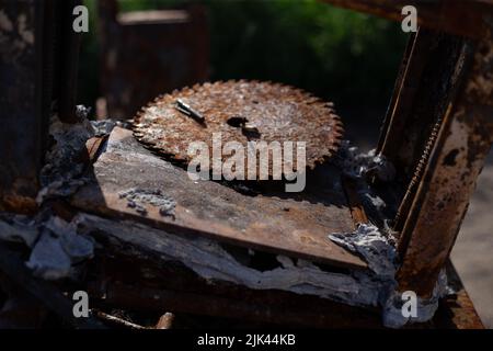 Zerstörte Häuser nach Bränden, Artillerie und Bomben während der russischen Invasion der Ukraine Stockfoto