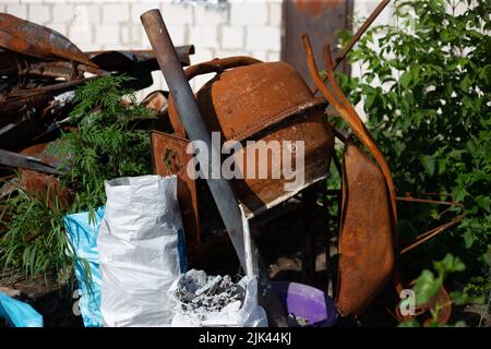 Zerstörte Häuser nach Bränden, Artillerie und Bomben während der russischen Invasion der Ukraine Stockfoto