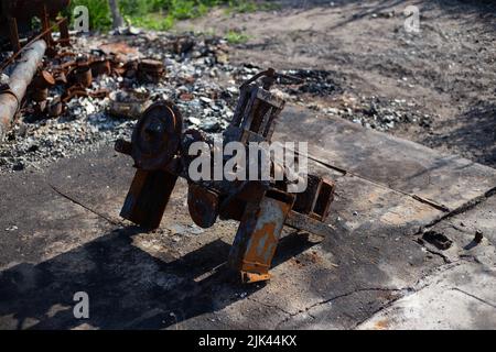 Zerstörte Häuser nach Bränden, Artillerie und Bomben während der russischen Invasion der Ukraine Stockfoto