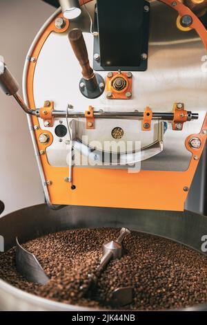 Nahaufnahme der Kaffeeröstermaschine mit Kaffeebohnen in der kleinen Kaffeeproduktion Stockfoto