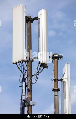 Nahaufnahme des Mobilfunkantenne-Sendeturms. 4G 5G Telekommunikations-Antennensystem. Mobiles Netzwerk. Stockfoto