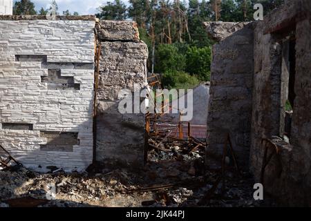 Zerstörte Häuser nach Bränden, Artillerie und Bomben während der russischen Invasion der Ukraine Stockfoto