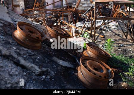 Zerstörte Häuser nach Bränden, Artillerie und Bomben während der russischen Invasion der Ukraine Stockfoto
